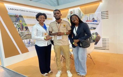 Curiosos no Stand do LEM